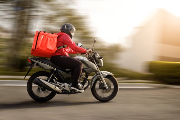Entregador de delivery com moto
